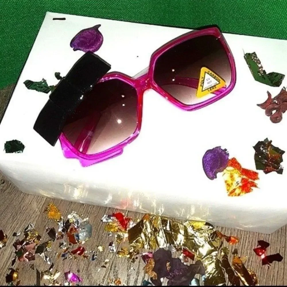 Super cute Girl's sunglasses with bow detail on the side.